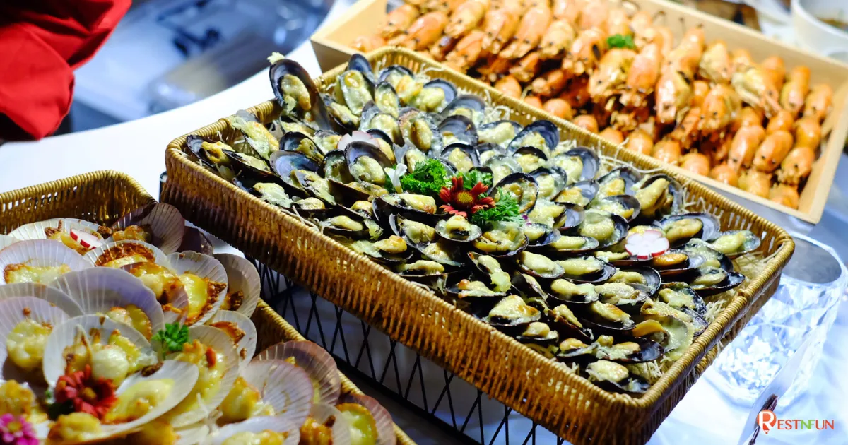 อิ่มอร่อยกับซีฟู้ด กุ้งตัวใหญ่ เสิร์ฟบนเรือ Sawasdee Chaophraya dinner cruise from ICONSIAM